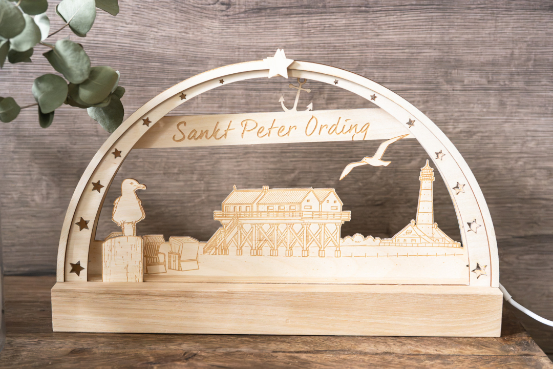 LED-Schwibbogen komplett aus Holz mit gravierter Küstenszene (Pfahlbau, Leuchtturm, Möwen) und Schriftzug „Sankt Peter Ording", warmweißes Licht